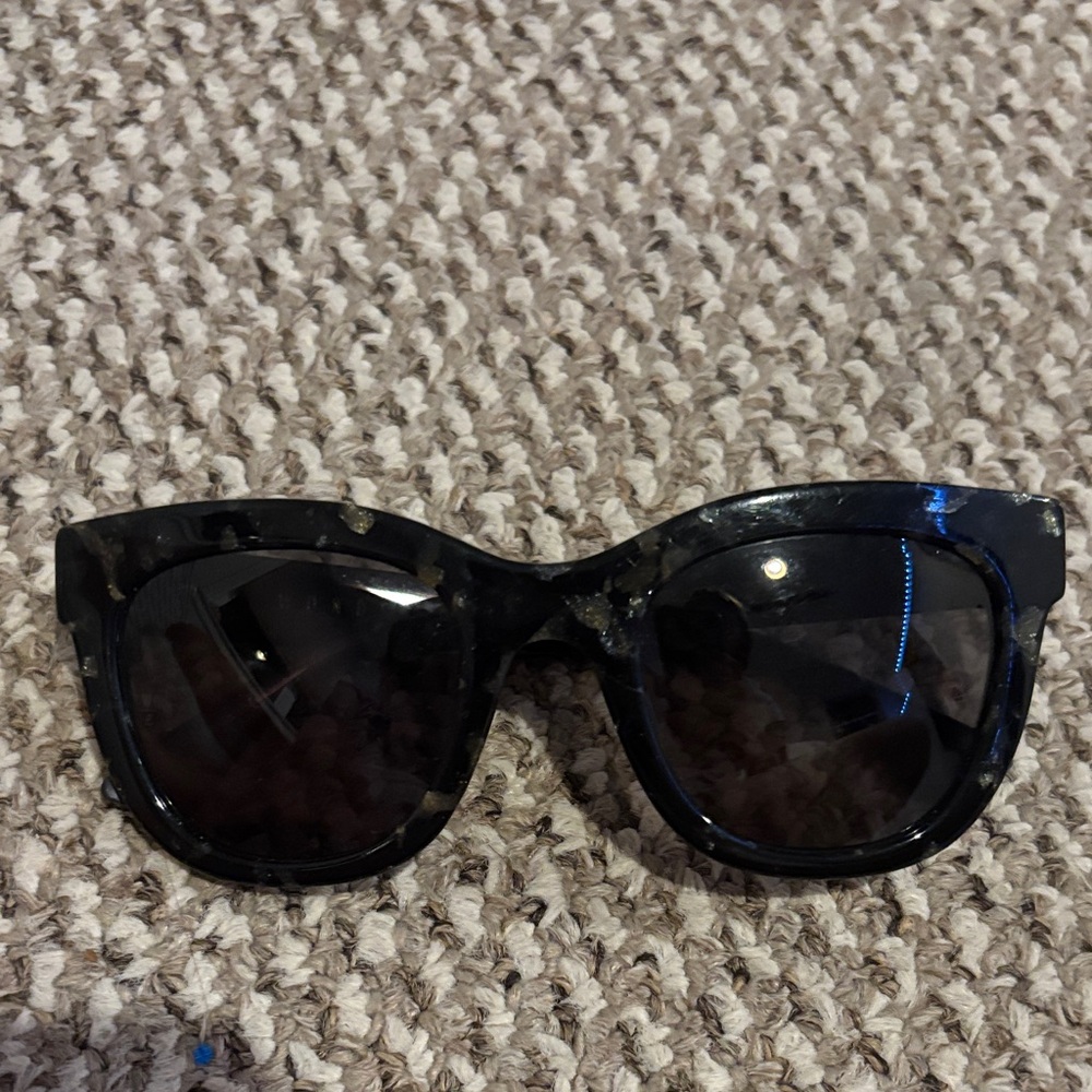 WONDERLAND Black Sunglasses